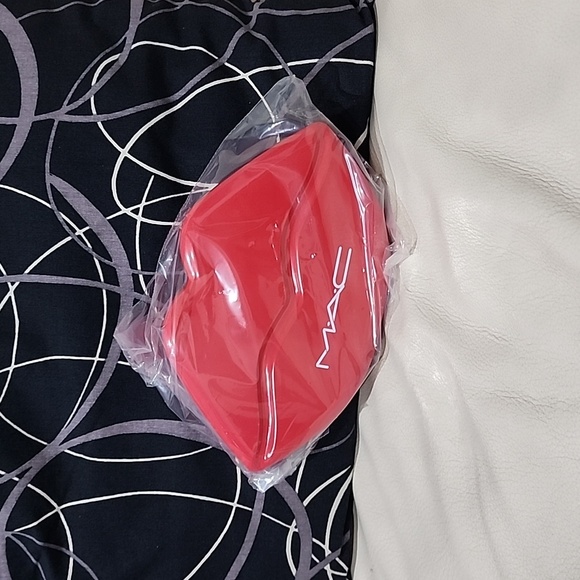 New Mac Lip Shaped Tin - Picture 2 of 3